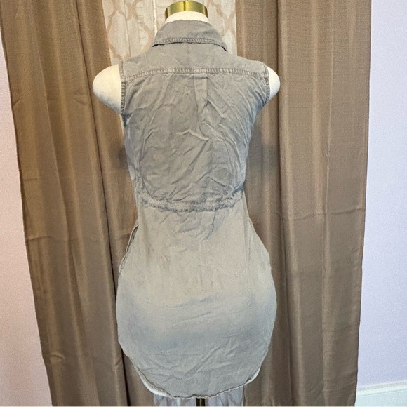 Women's Gray Sleeveless Button-Down Top, size XS - Picture 2 of 5